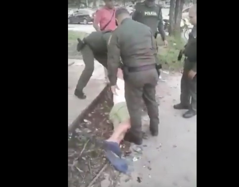 Video: Policías agreden a reconocido comerciante de Florencia por no tener cédula