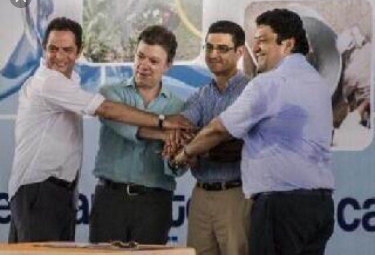 Santos y Vargas Lleras celebrando con el español preso por corrupción