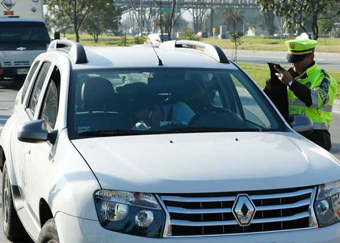 Policía de tránsito, entre taxis y Uber se quedaron sin norte