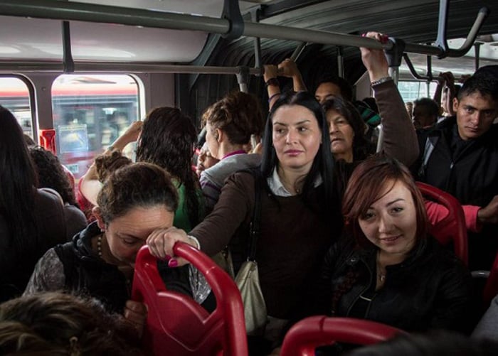 A propósito de las sillas rojas y las mujeres