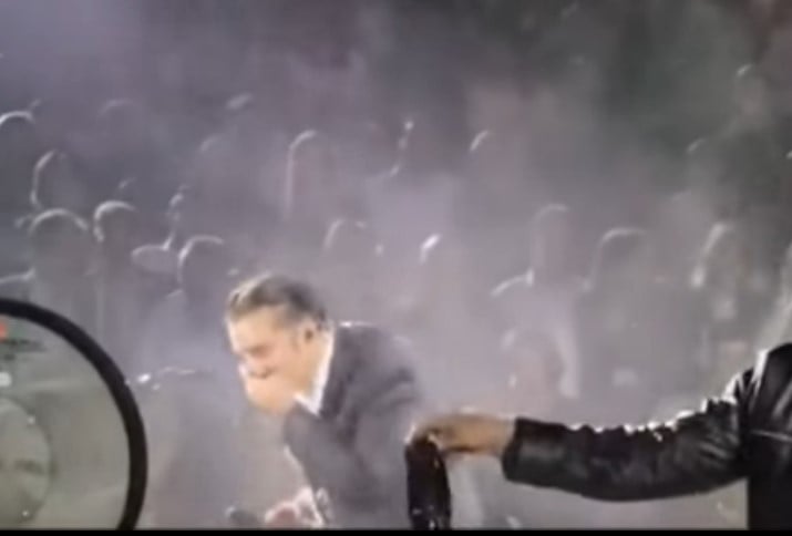 Video: Alejandro Fernandez estaba tan borracho en un concierto que casi vomita