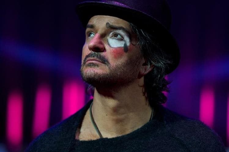 A Ricardo Arjona le vieron la cara de payaso en España