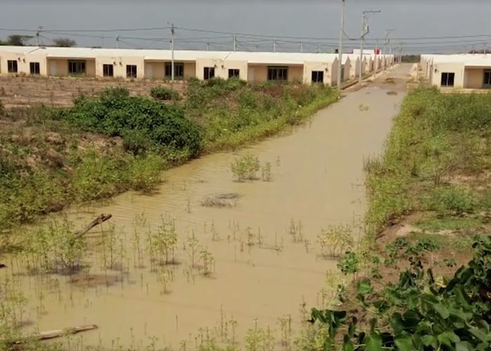 Vargas Lleras entregó casas gratis pero inundadas