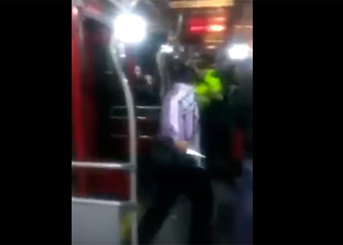 VIDEO: A cuchillo atacaron a Policía en Transmilenio