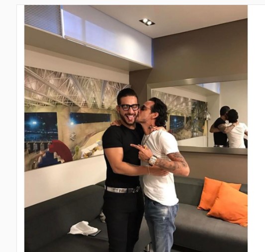 El beso que le dio Marc Antohy a Maluma