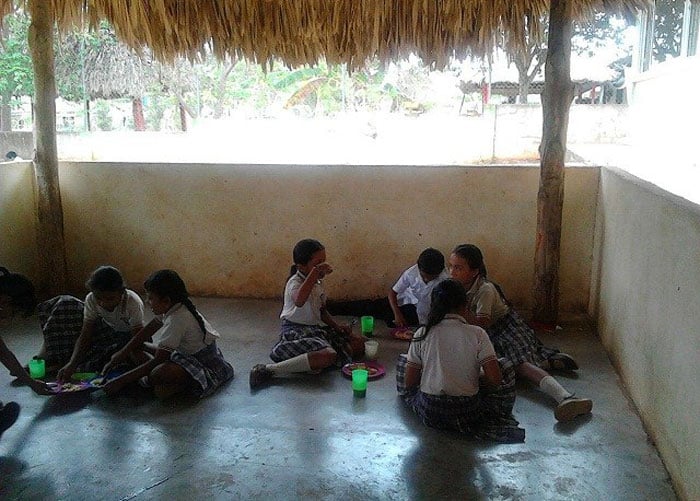 En una Institución Educativa de Montería, estudiantes reciben alimentos en el piso