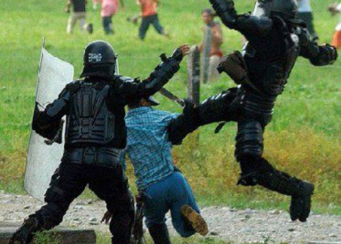 El casco es la capucha del policía para actuar impunemente