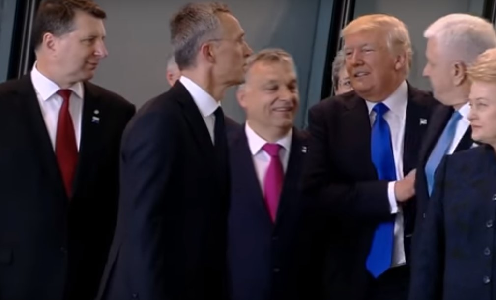 Vídeo: Trump empuja al Primer Ministro de Montenegro para aparecer de primero en la foto