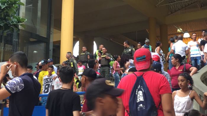 Terminó mal el cine gratis: Peleas y disturbios por entrar al teatro en Cartagena