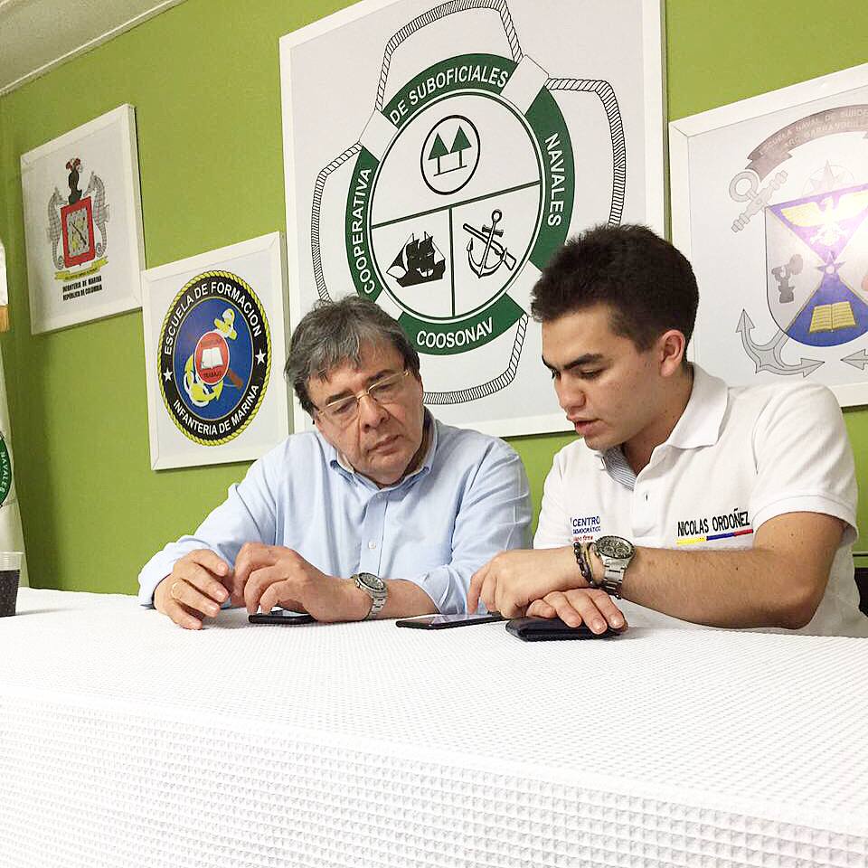 Hablando con Carlos Holmes Trujillo en su recorrido por las regiones