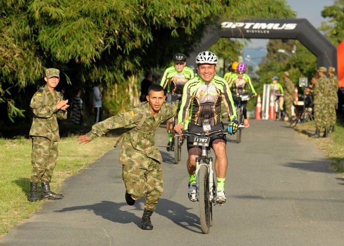 Más de 2000 ciclistas pedalearon por el Ejército en Risaralda