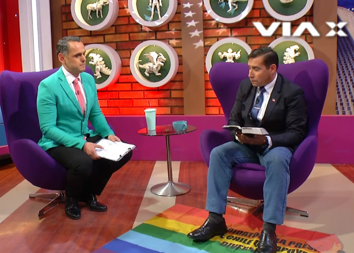 Un pastor cristiano volvió la bandera LGBTI alfombra para pisarla frente a entrevistador gay