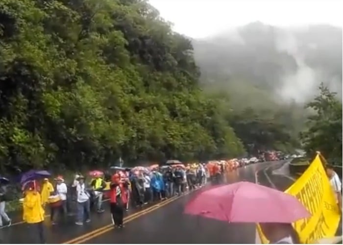 Video: A pie marchan los maestros desde Villavicencio a Bogotá