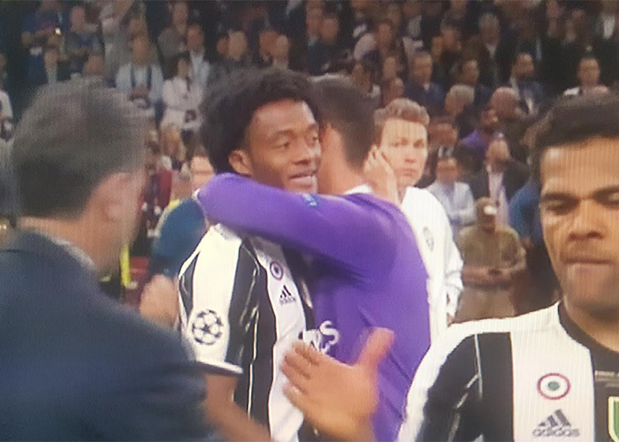 VIDEO: El emotivo abrazo entre James y Cuadrado en la final de la Champions