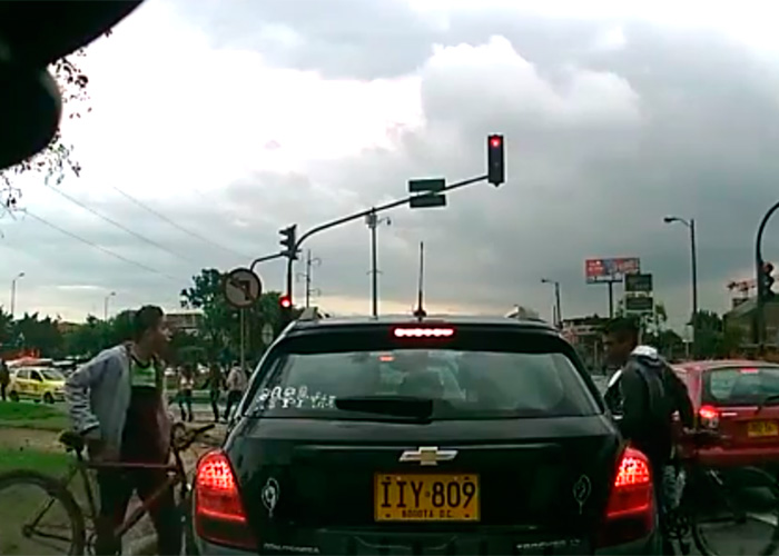 Video: La banda de ladrones en cicla que atracan carros en Bogotá