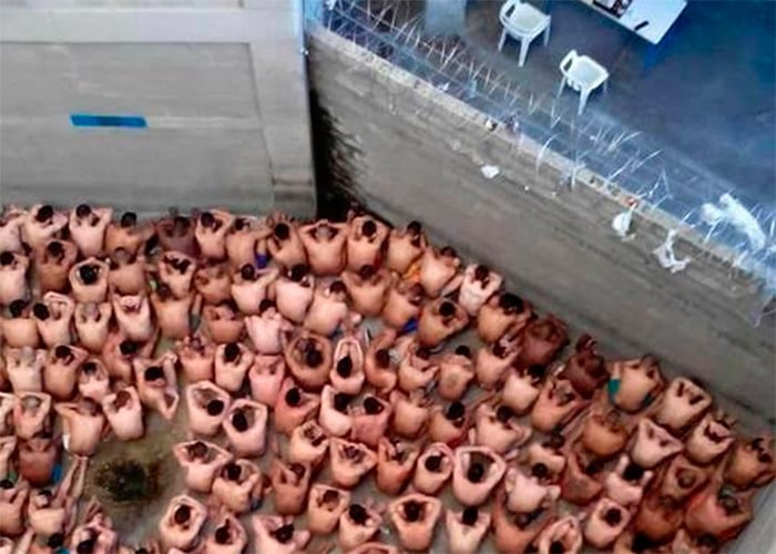 Desnudos y en cunclillas, el INPEC requisa a los presos en Medellín