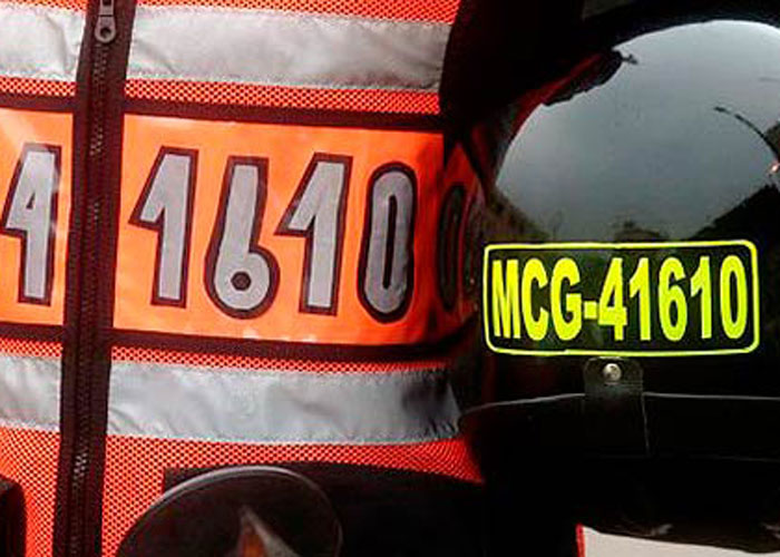 La placa de la moto en el casco es un madrazo a la seguridad vial