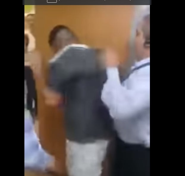 Video: El vigilante que golpea a dos hombres sorprendidos en baño de un Centro Comercial en Medellín