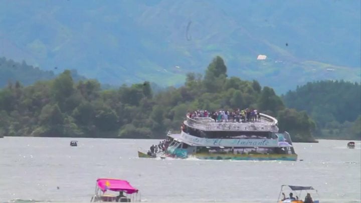 Barco con 170 personas se hunde en Guatapé