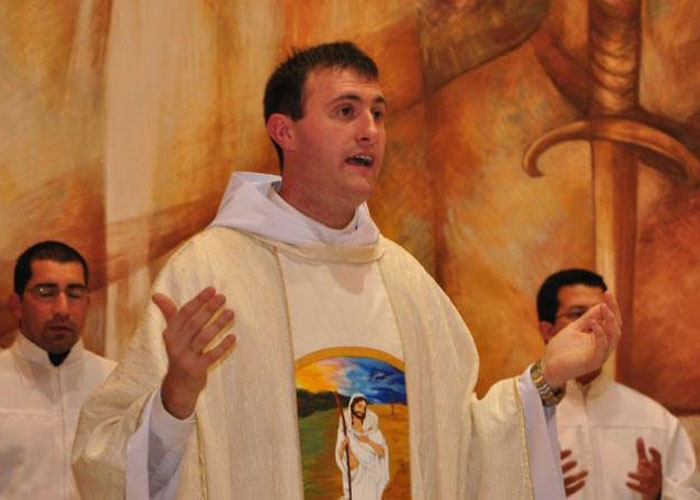 El hit de Luis Fonsi ahora se toma las iglesias