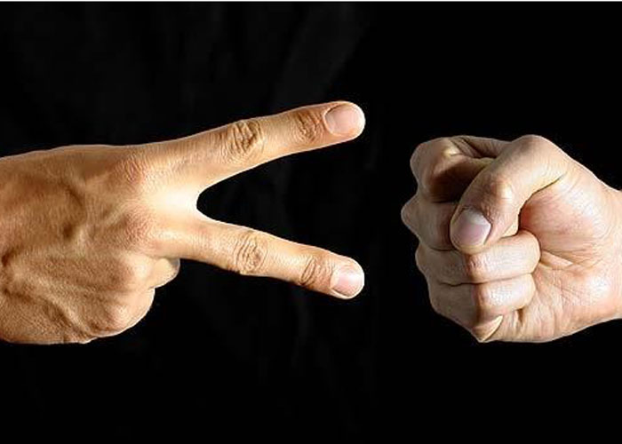 El gobierno siempre juega piedra, papel o tijera y el pueblo sale perjudicado