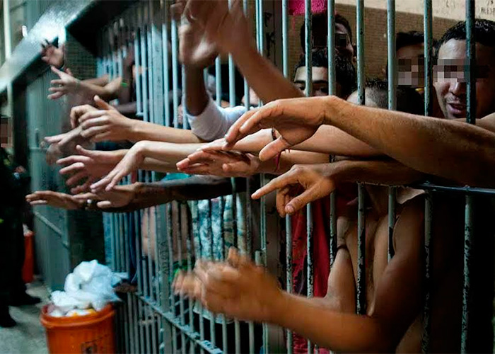 Los reclusos en Medellín duermen parados