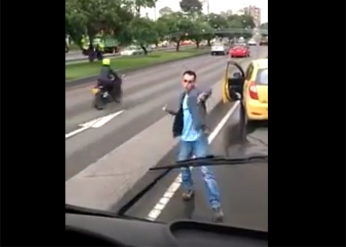 VIDEO: Vuelve y juega, taxista ataca bus del SITP