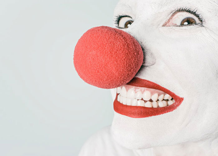 El político y el payaso, como el mal y el bien
