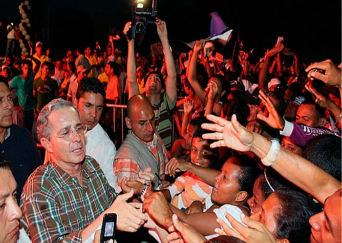 Los pobres de Colombia son estúpidos y el ’dotor’ Uribe los conoce bien
