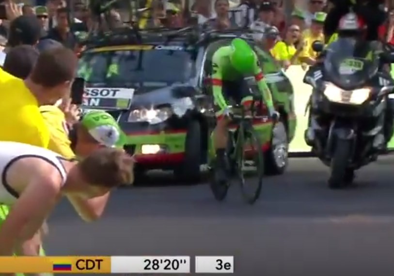 Video: El tropezón de Rigo Uran que casi le cuesta el Tour