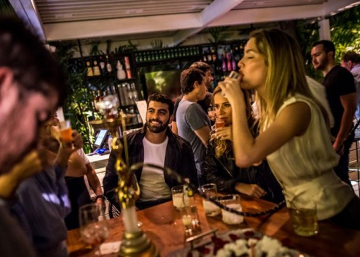 Los jóvenes venezolanos que protestan en el día y se van de fiesta por la noche