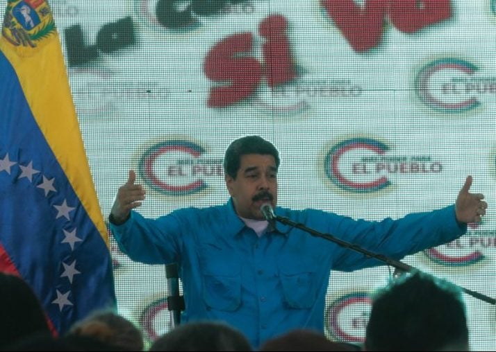 Venezuela arde mientras Maduro canta 
