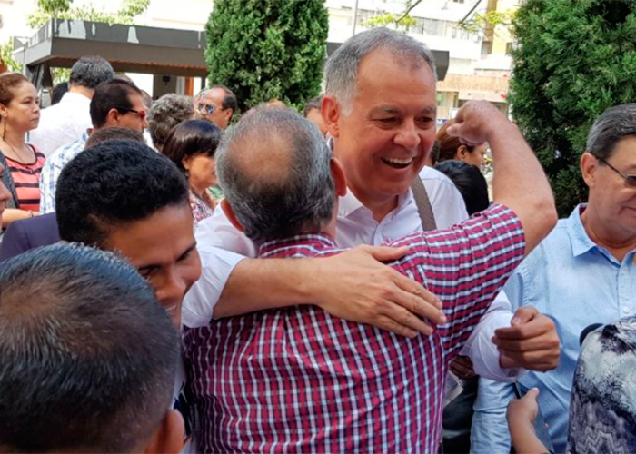 Ordóñez no les pagó a quienes les recogieron las firmas en Bucaramanga