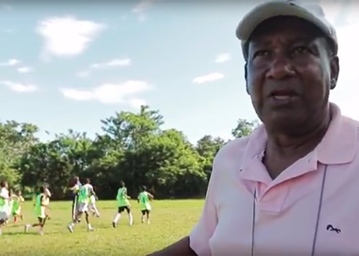 La aventura de Paché Andrade con su escuela de fútbol en Tumaco