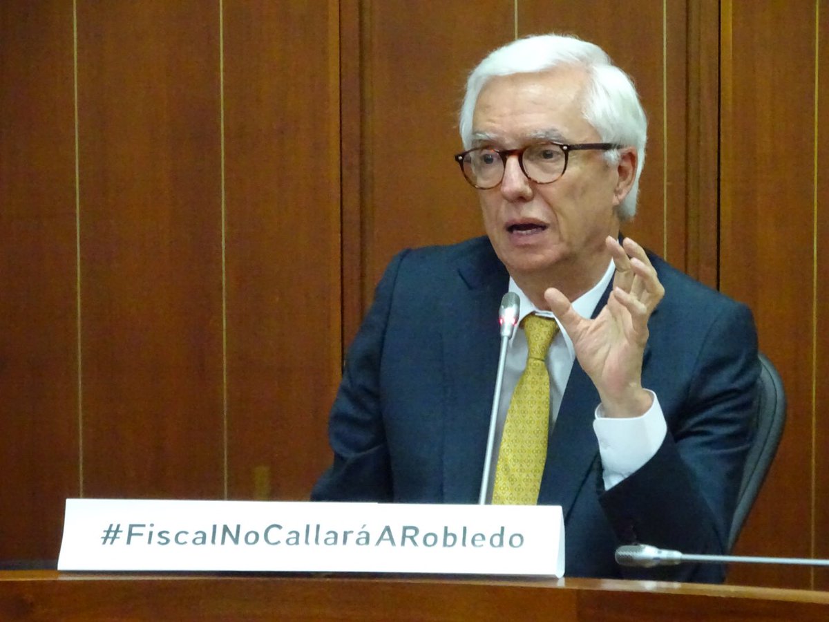 Los grandes poderes nacionales quieren callar al senador Robledo