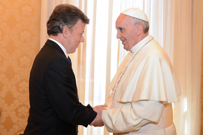 Digámosle al papa que canonice a Juan Manuel Santos