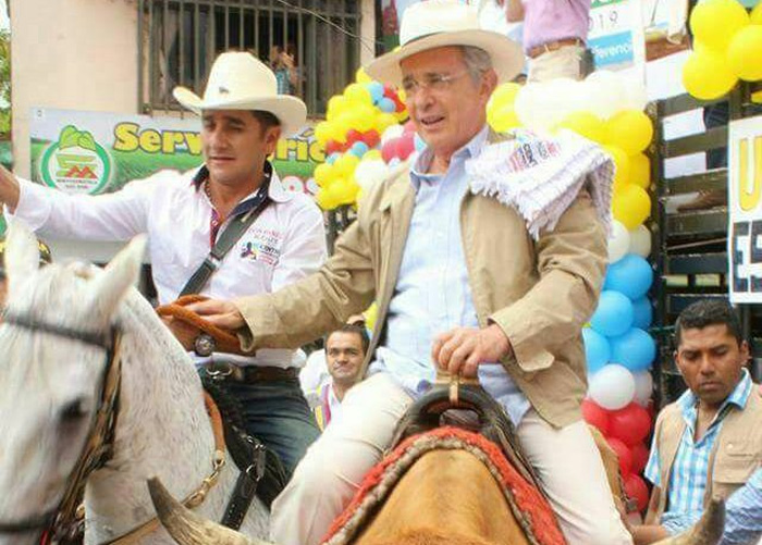 En primera vuelta Uribe pone el presidente