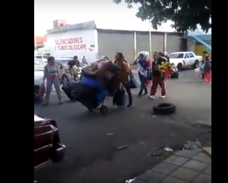 Angustiosa llegada, con maletas al hombro, de venezolanos a Cúcuta