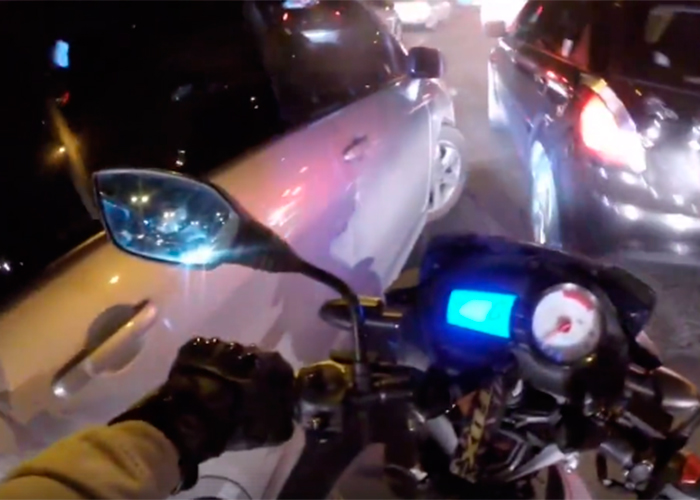 VIDEO: Conductor en Bogotá intenta embestir a motociclista que le reclama por usar el celular