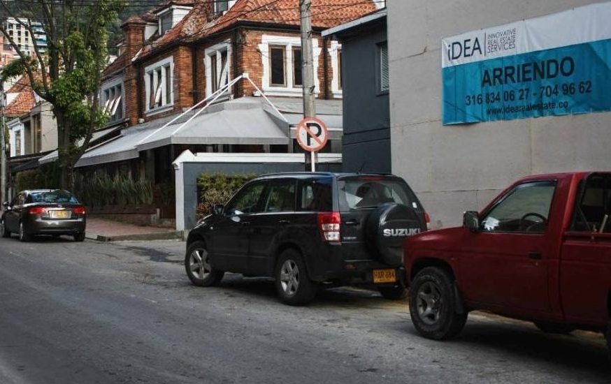 El parqueo en vía pública en Bogotá: si busca resultados distintos, no haga siempre lo mismo