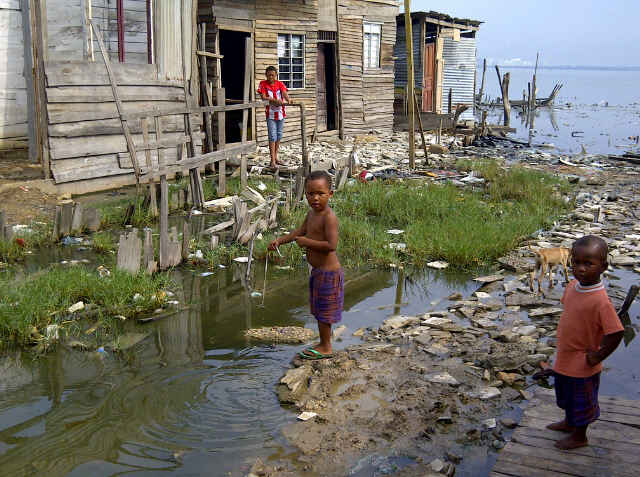 Feos, sucios y malos: lo que piensan los colombianos sobre los pobres