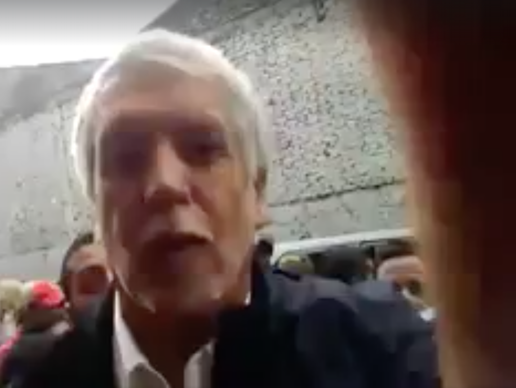 VIDEO: Peñalosa le rapó el celular a un ciudadano durante el desalojo del 'cartuchito'