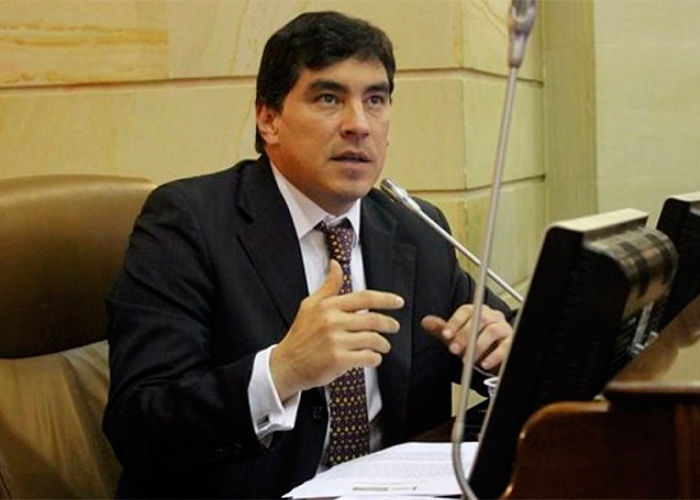 Álvaro Hernán Prada vuelve a gritarles ¡terroristas! al grupo Voces de Paz