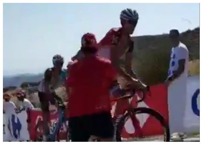 VIDEO: El aficionado que se enloqueció y empujó a un ciclista en la Vuelta a España