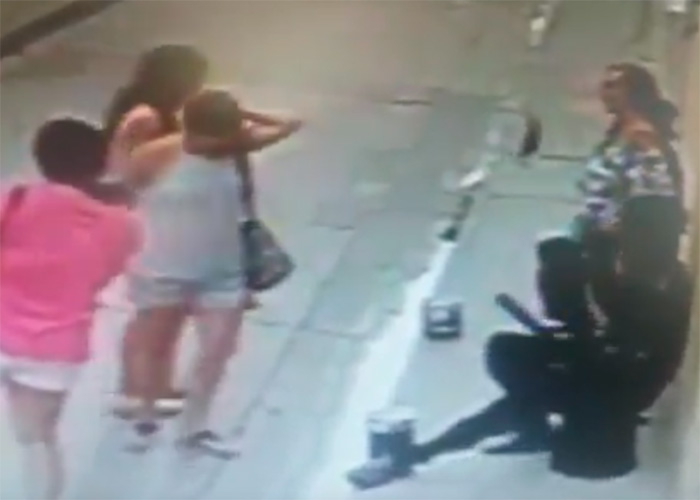 VIDEO: Así atracan las estatuas humanas a los turistas en Cartagena