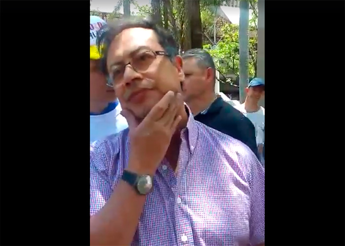 VIDEO: La insultada que le pegaron a Petro en Medellín