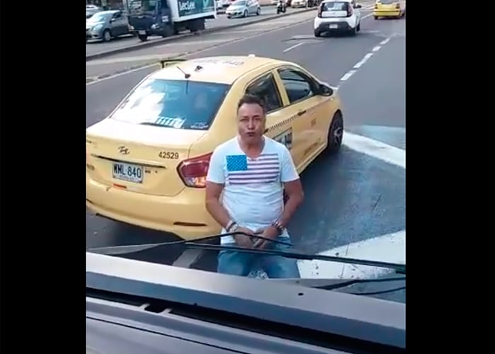 VIDEO: Taxistas rompen bus del SITP y muestran sus testículos en Bogotá