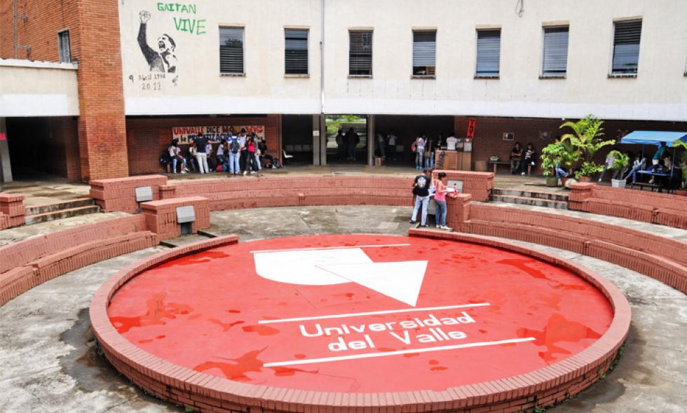 Egresados de la Universidad del Valle se manifiestan contra la arremetida de un profesor hacia la institución