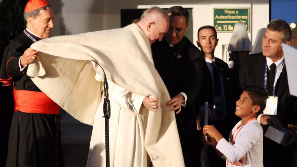 Cuando vino Juan Pablo II escondieron a todos los “indigentes” de Bogotá, Francisco, en cambio, los abrazó