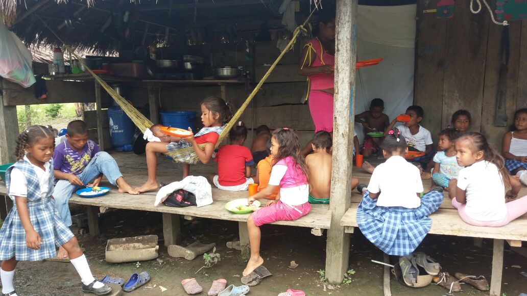 En precarias condiciones reciben los alimentos los niños del Carmen del Darién (Chocó)